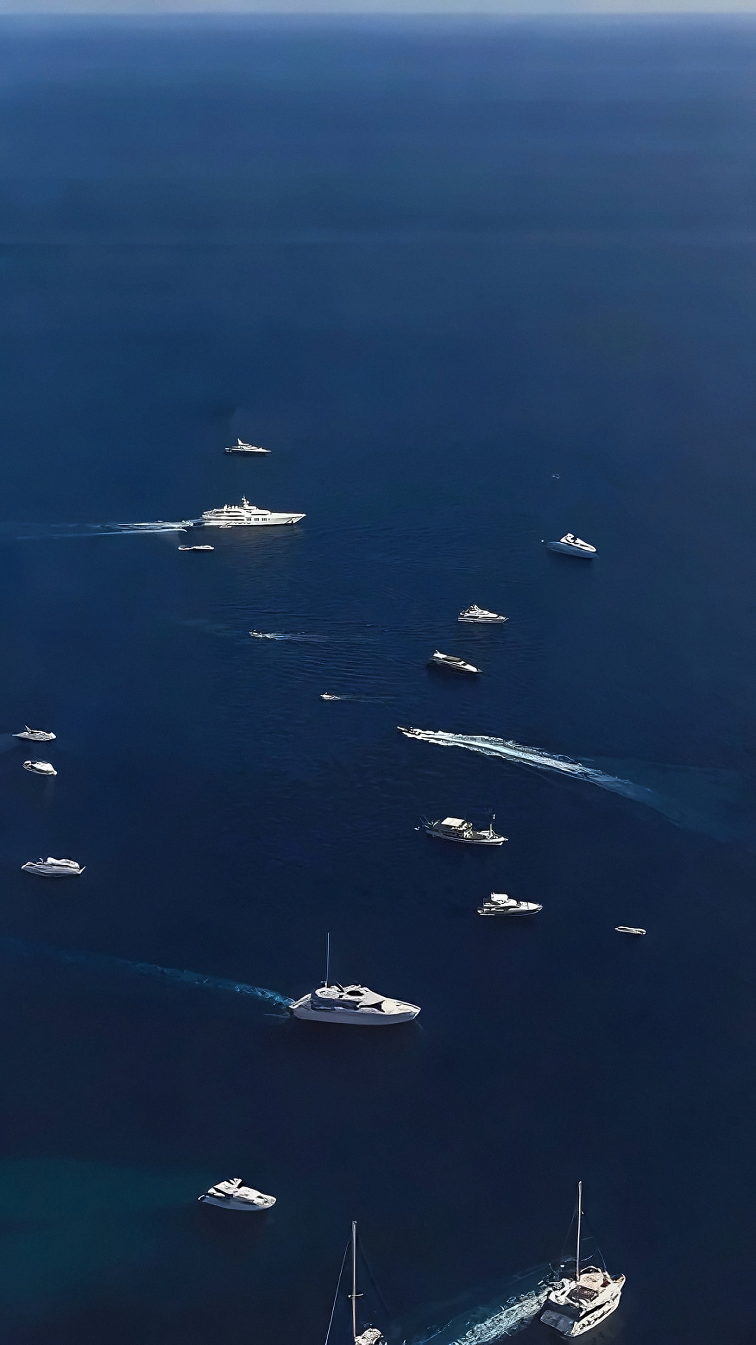 Des yachts privés vus du ciel sur une mer d'un bleu profond